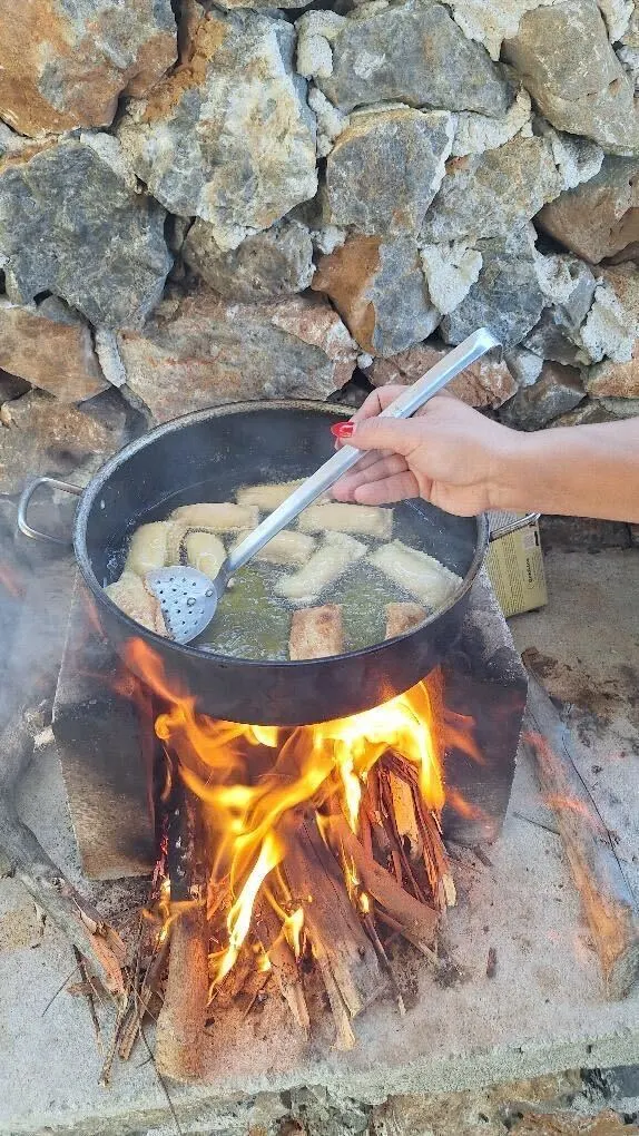 fry the cretan kalitsounia in Arevitis Farm!