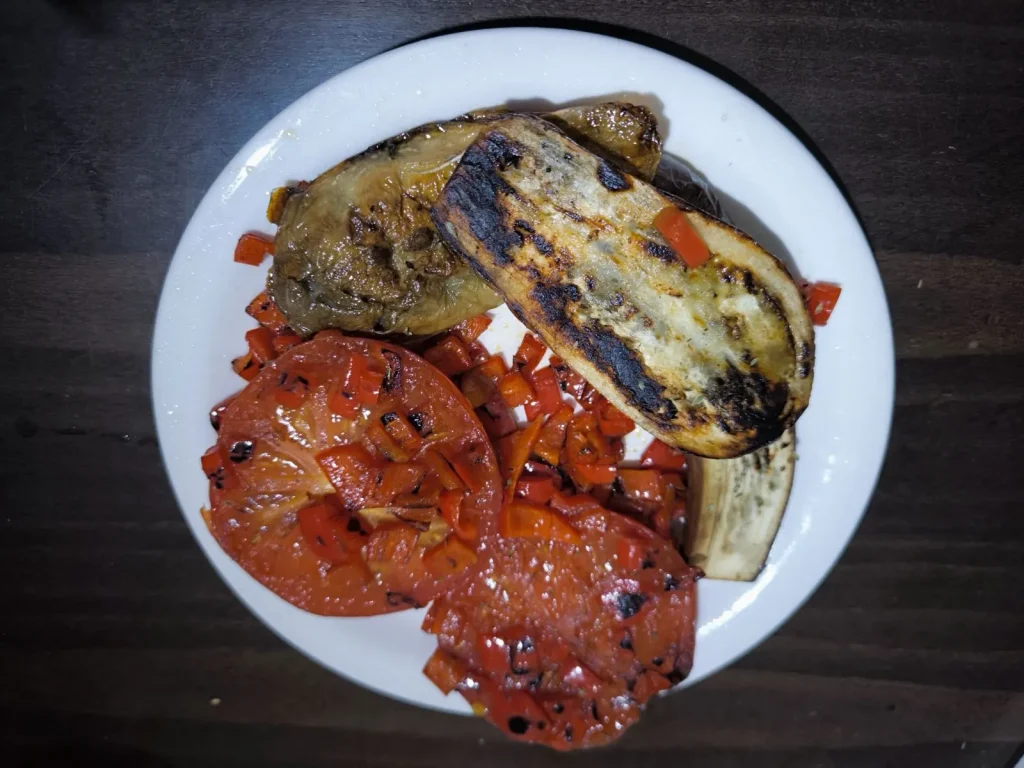 ψητά λαχανικά μαγειρεμένα με αγνά υλικά